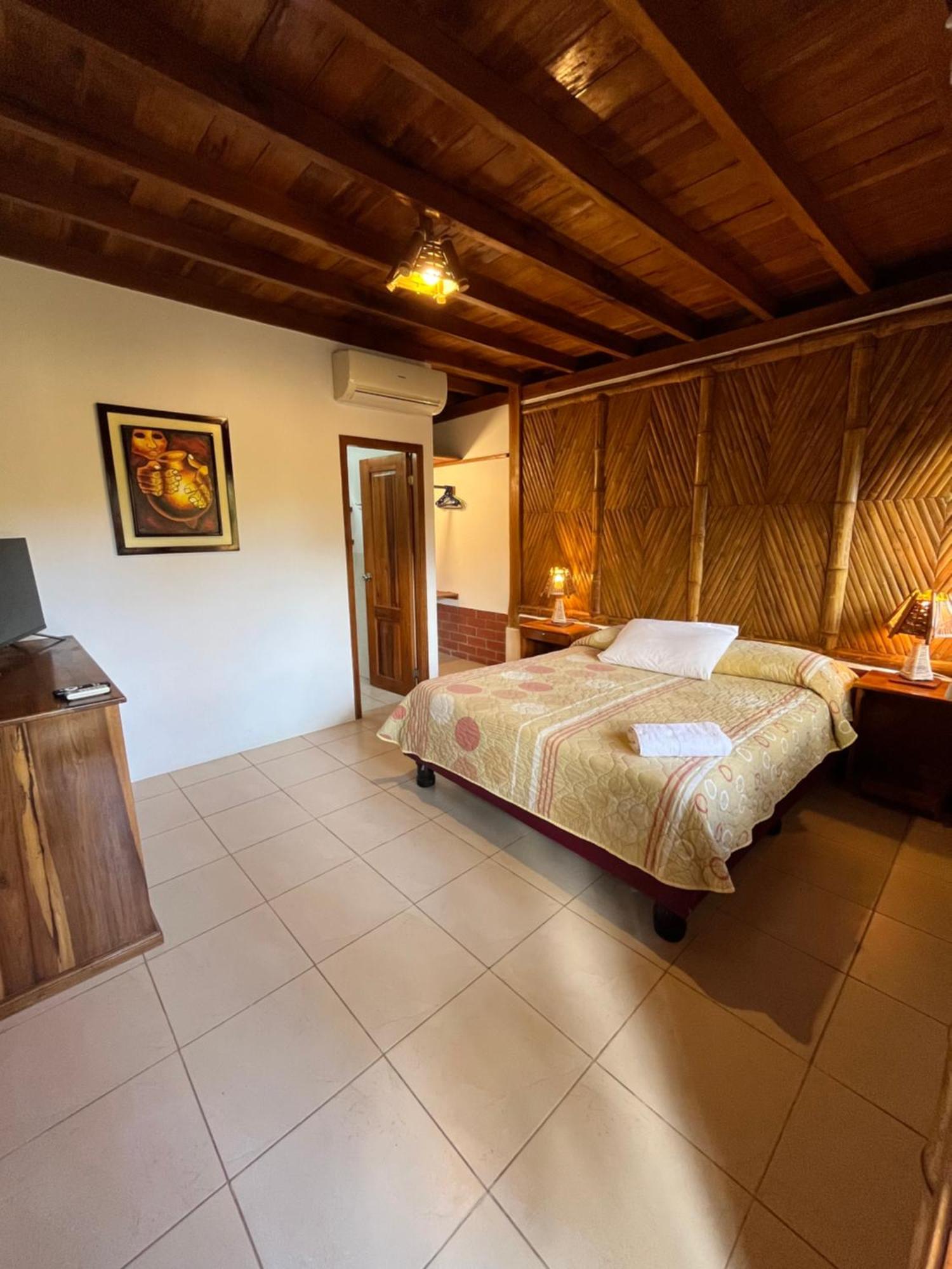Hotel Victor Hugo Puerto Lopez